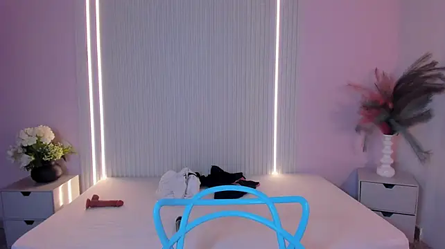 LucyWild8 webcam