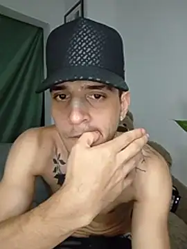 MaxHornyLatin webcam