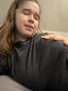 HornyGirlH live cam on StripChat