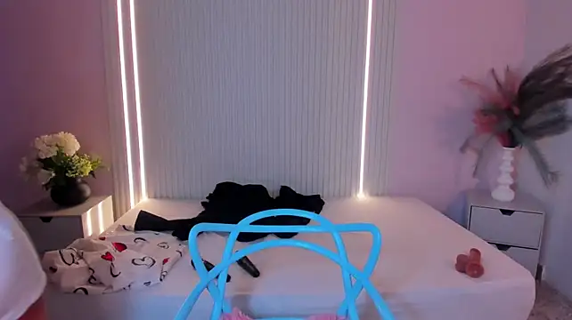LucyWild8 webcam