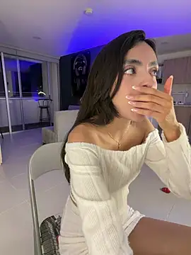 zaraluuv (F young) - Play with my clit in your face