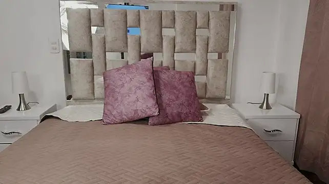 CherryLuxe15_ live cam on StripChat