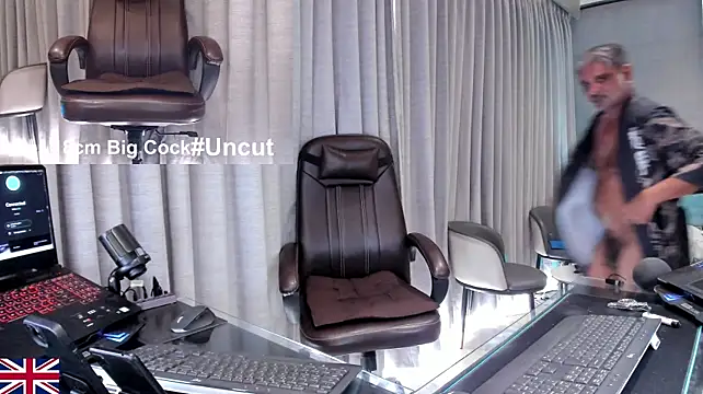 OnlineBossUK webcam