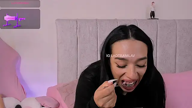 MilaVelour webcam