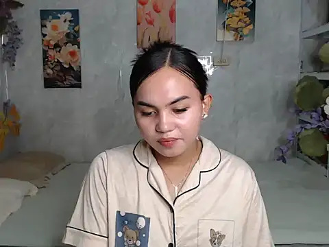 ur_asiankat live cam on StripChat