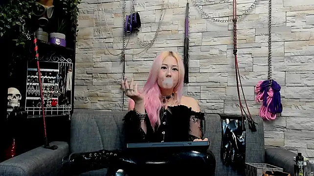 Miss_Kaz webcam