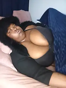 ChubbyLucia live cam on StripChat