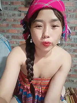 HeresThuy22 live cam on StripChat