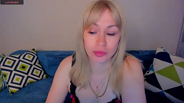 EllenMoore live cam on StripChat