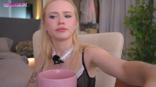 LexieLoree webcam