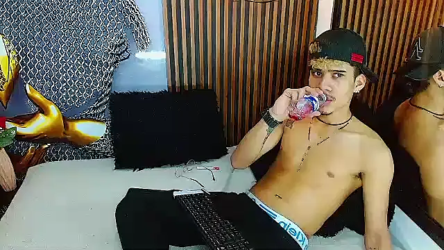 Skinny_cute_Alyer webcam