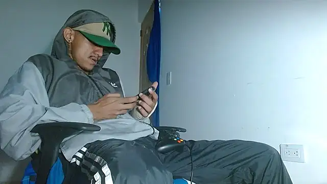 skinny23cm live cam on StripChat