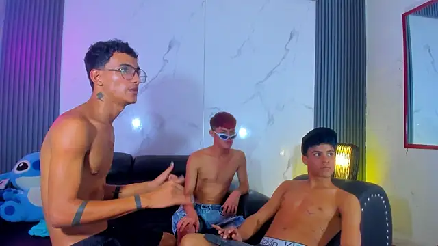 BOYS_IN_THE_EMPIRE webcam