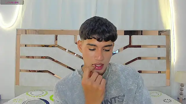 ADRIAN_LUUST webcam