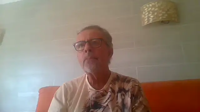 tuggy59 (M grandpa) - close up helmet