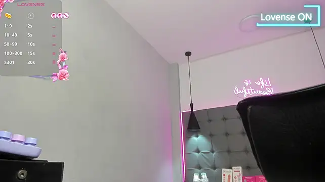 scarletcherry18 live cam on StripChat