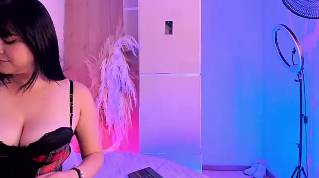 TifanyWhite busty webcam model