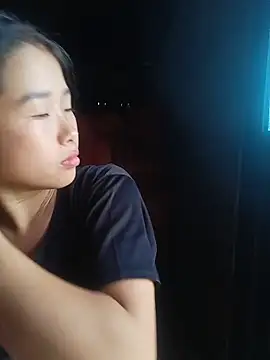 HeresThuy22 webcam