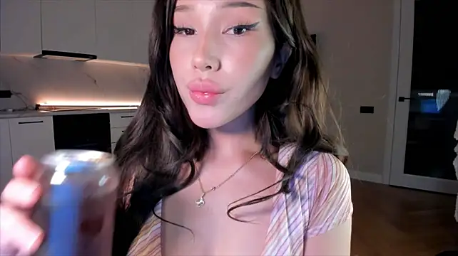 Webcam en directo de la tetona Ella_lee15