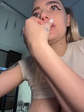 HugeBoobsAlice webcam