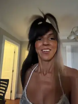lil_jiggly (Ask my age) - Change into lingerie