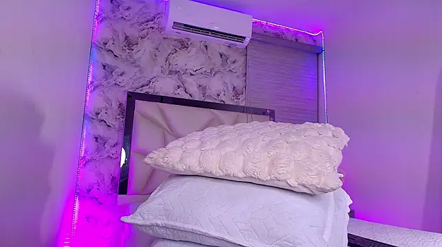 kendal_rossi live cam on StripChat