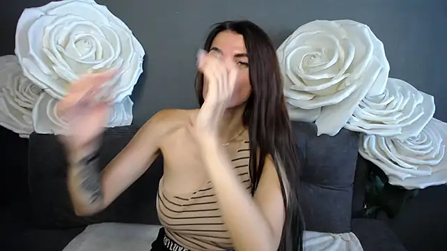 MilaLoona webcam