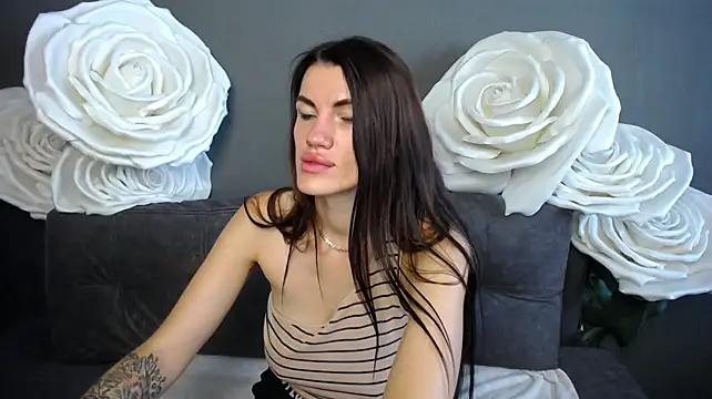 MilaLoona webcam