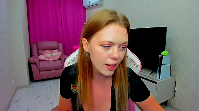 Strawberrye live cam on StripChat