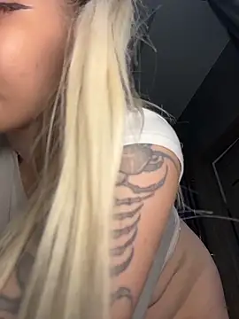 HugeBoobsAlice
