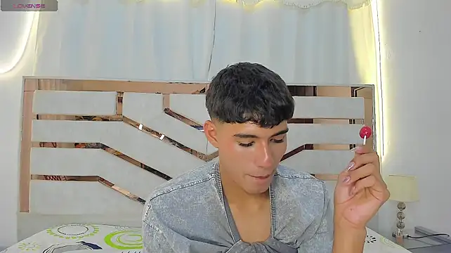 ADRIAN_LUUST webcam