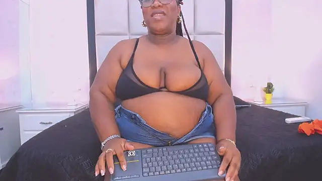 TreisyVixen webcam