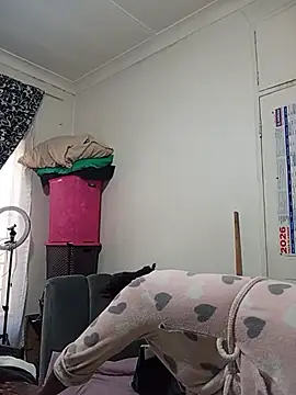 sluttylaura21 webcam