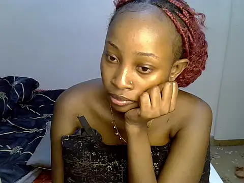 PetiteNoirrr webcam