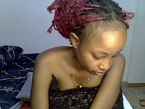 PetiteNoirrr webcam