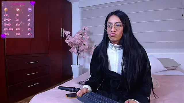 Lucyjoi live cam on StripChat