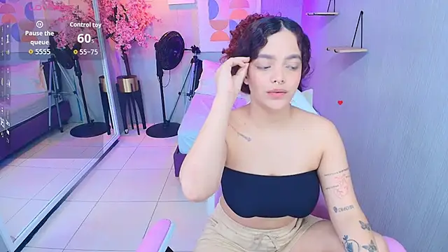 Maggy_t18 live cam on StripChat