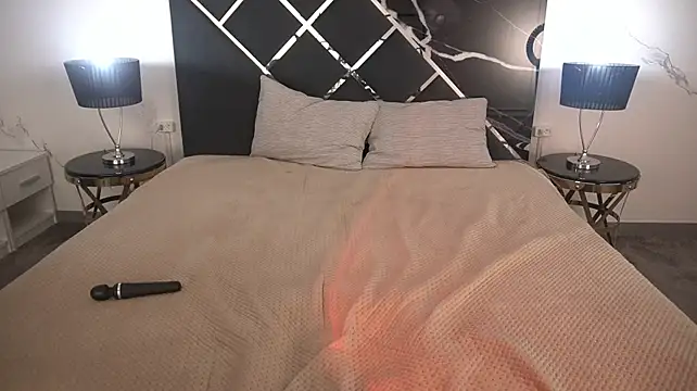 NikkiGoldSide webcam