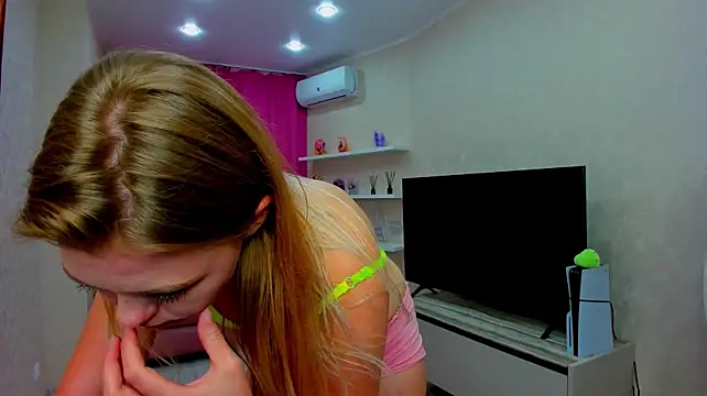 Strawberrye 👱 live chat