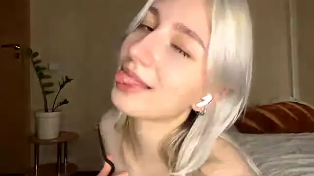 LishaNuding webcam