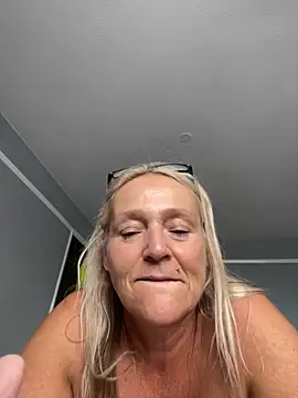 Blondnboujee53 webcam