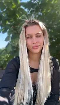 kikiwatson (F young) - Show boobs in public 🔞💦