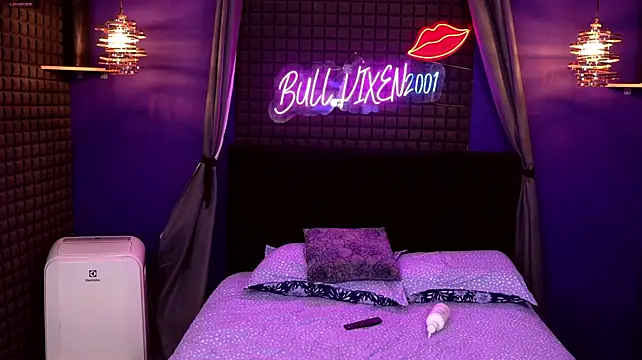 bull_vixen2001 live cam on StripChat