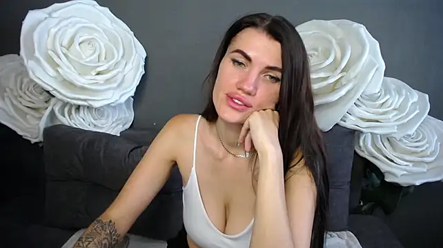 MilaLoona webcam