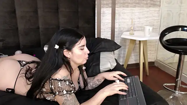 Hannah_Cross live cam on StripChat