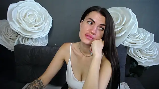 MilaLoona webcam