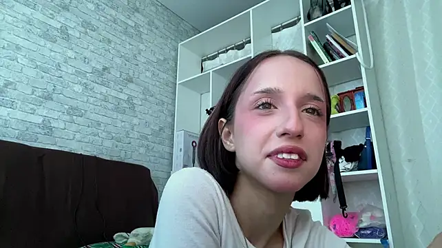 EmilyBlushy live cam on StripChat