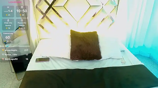 MilaMonroeX webcam