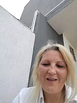 Divineblond live cam on StripChat