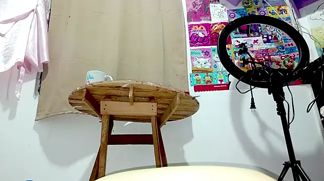 PetiteIvoryQueen19 webcam